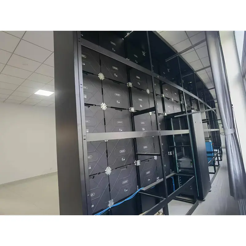 W jaki sposób zakrzywiony wspornik wyświetlacza LED poprawia wydajność instalacji na dużym ekranie?